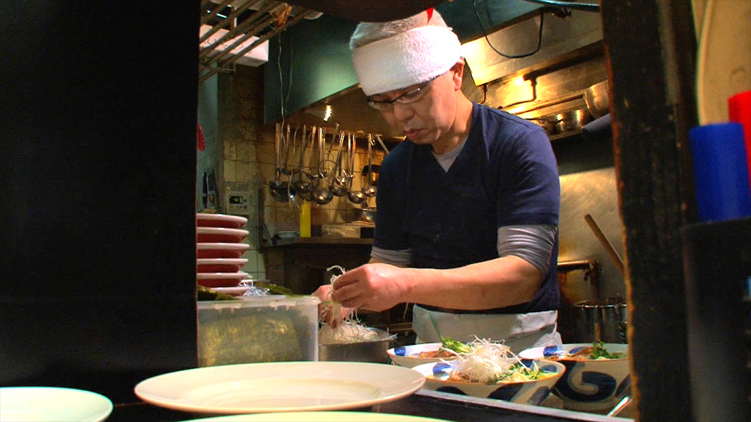 日本料理の世界で２０年間修行し、その後一念発起してラーメンの世界に入った店主の武川数勇さん。その理由は「スープの奥深さ、麺を作る面白さに魅了されたから」。独学でラーメンの研究に没頭し、遂に辿りついたのは驚くほどクリアな鶏スープ。鶏のある部位のみを使用しているのがポイントなんですが、果たしてその秘密とは…！？