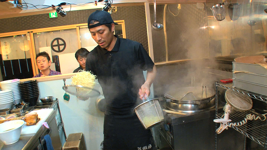 店主の中村健太郎さんは、横浜中華街の老舗『聘珍樓』で伝統的な中国料理を学び、その後ラーメンの世界へ。豚骨ラーメンの名店、神泉の『麺の坊 砦』で修業を積みました。伝統的中国料理と日本式ラーメン店の技術を駆使した、麺・スープ・具が三拍子揃った一杯を日々作り続けています！