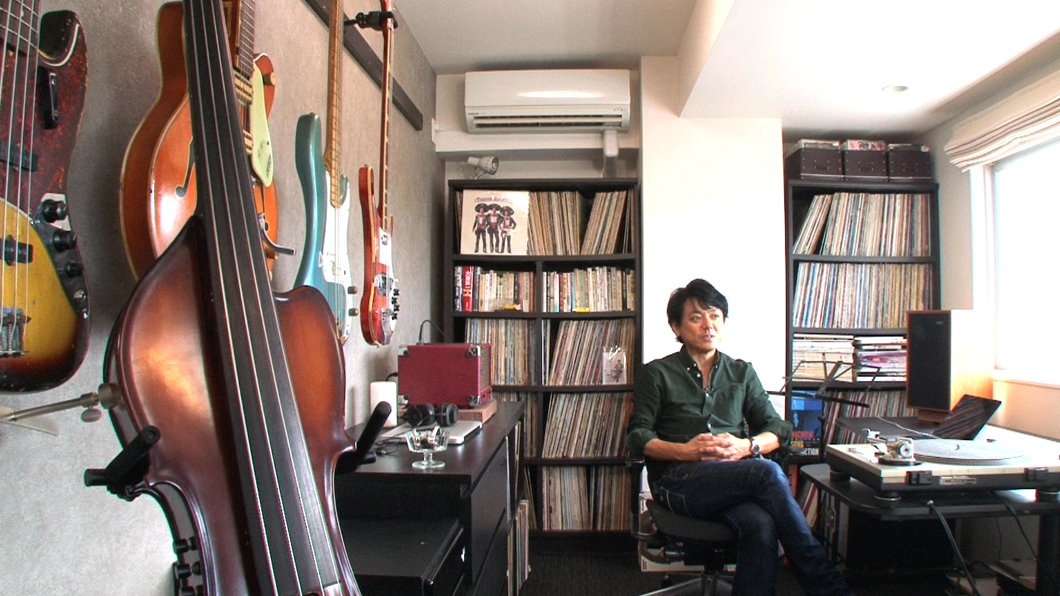 今回のロングインタビューはなんと本邦初公開となる田中さんのご自宅で敢行！古い楽器やアナログレコード、書籍などのコレクションが並ぶプライベートな空間で、愛するラーメンについて熱く語っていただきました！