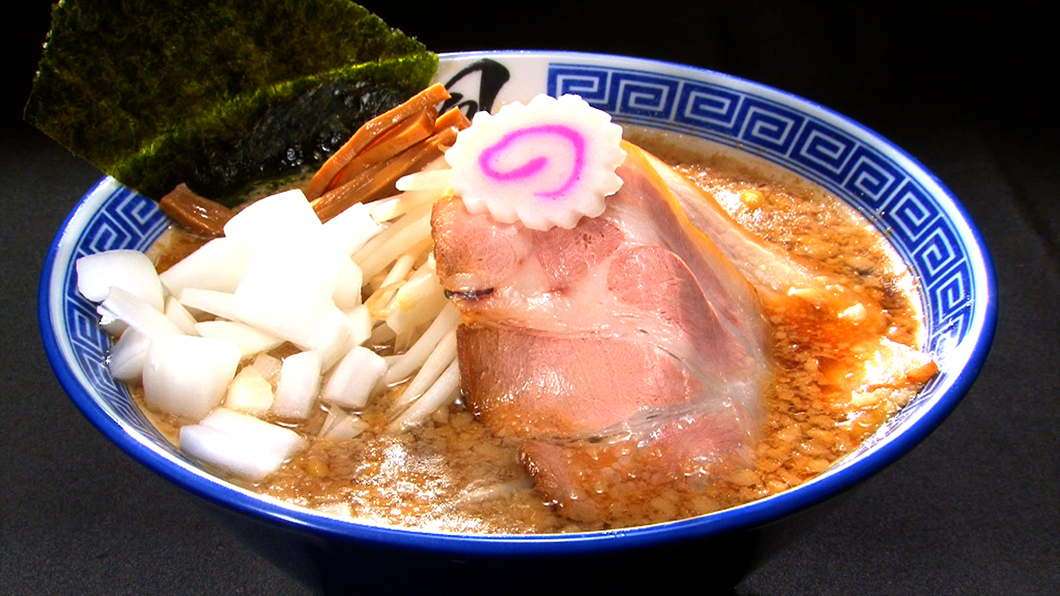 こちらがこのお店の大人気メニュー『背脂醤油ラーメン』。その名の通り、大量の背脂が浮いた真っ黒い醤油スープというヘビーなルックス！麺は極太仕様でモッチモチ！ものすごく脂っこくて濃そうな雰囲気ですが、実は一口すすってみると …。とにかく見てびっくり食べてびっくりなラーメンでした！