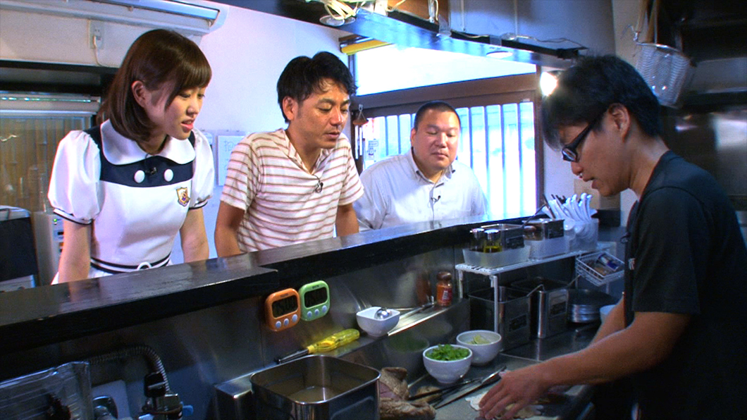 ラーテレ３回目の登場のかりんちゃん。店主の一挙手一投足を立ち上がってガン見する姿は、もはやラヲタの域！？隣のおじさん２人から「この店はエロエロの麺だよ」とセクハラまがいの口撃を受けるも、さすがは22歳、さらりとかわしていました（笑）そして今回注目すべきはかりんちゃんのナイスな食べっぷり。気持ち良く完食してくれましたよ！