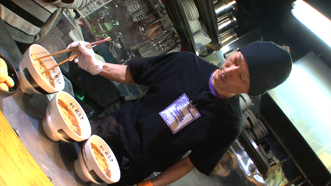 『神奈川ラーメン特集』の第二弾！今回は “醤油” をテーマに、いま神奈川で大注目のお店をご紹介。ラーテレがイチオシしたいお店は、東急田園都市線・市が尾駅前に店を構える『麺処 秋もと』。『桂花』『醤屋』『さっぽろ純連』『ムタヒロ』という様々なジャンルの名店で修業を積んだ店主が放つ、ユニークな醤油ラーメンは必見！ゲストにラーメン王の山本剛志さんを迎えてお届けします！