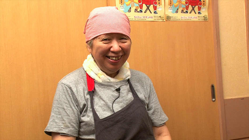 優しい笑顔が印象的な石田久美子さん。北海道へ旅行した際に現地の味噌ラーメンに衝撃を受けて、完全独学でラーメンの道へ。大人気店となった今でも試行錯誤を続けるなど、ラーメンへの愛情が色あせる様子は全くなし！2020年の創業30周年に向けて、これからもどうぞ身体にお気をつけて頑張ってください！