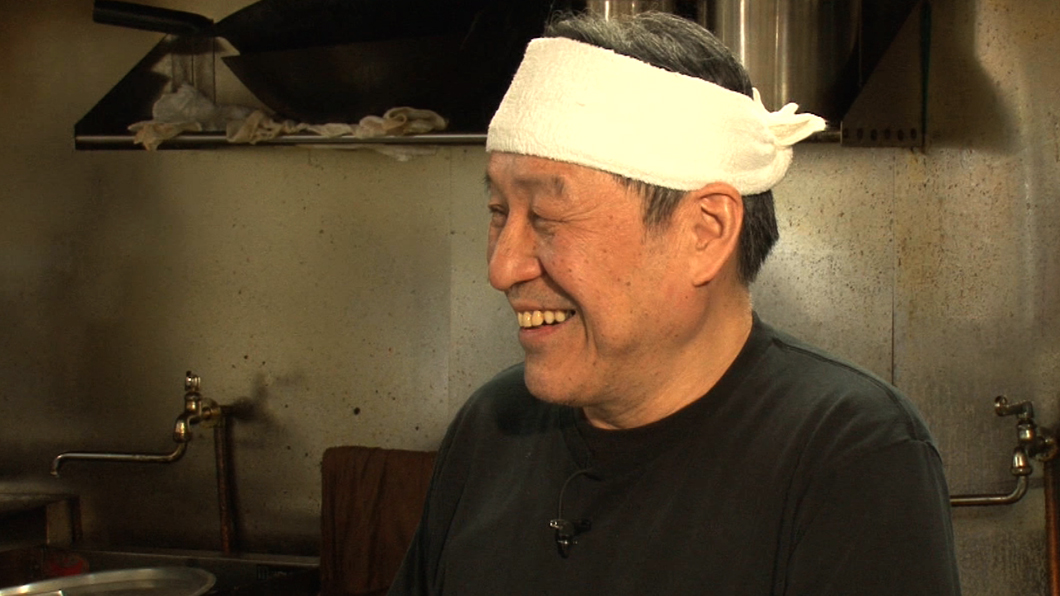 べんてんの店主・田中光勝さんは元々は中国料理出身。その腕と経験を生かして「何でもない食材から、とんでもないものを作る」ことを美学とし、驚異的な一杯を生み出し続けてきました。今回、復活の理由や作り手としての喜び、後を継ぐ息子さんの存在など、ファン必見のお話が続出！どうぞお楽しみに！