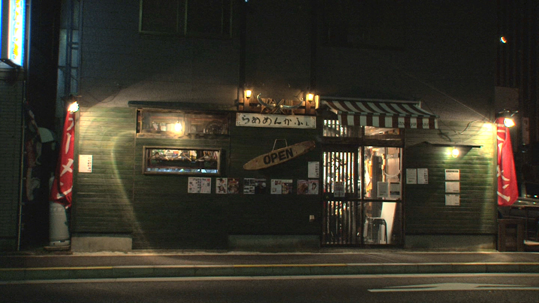 立川駅から徒歩７分、ここが噂のラーメンカフェ『Hitotsuya phase2』。ガレージのような店内には所狭しと様々なグッズが飾られ、ワイルドなお洒落感を満喫できます。時間を追うごとにラーメン→カフェ→アルコールとメニューが増えていくのがこの店のスタイル。深夜２時まで営業というのも嬉しいですよね！