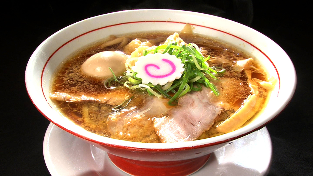 神奈川淡麗系の雄『麺や 維新』のセカンドブランドとして、横浜の地で圧倒的な支持を集める『横浜中華そば 維新商店』。その渾身の一杯がこの『特中華そば』。“懐かしくて新しい”というコンセプト通り、昔ながらの醤油スープにモチモチ中太平打ち麺を合わせた、まさに画期的なラーメン。一同絶賛の美味しさでした！