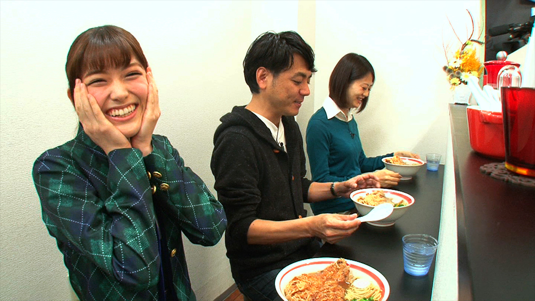巨大な唐揚げに満面の笑みを浮かべる松村沙友理ちゃん！ 乃木坂４６イチの大食いで、スタッフに制止されてもその手を払い除けて食べ続けるのだとか。好きな食べ物はズバリ“唐揚げ”。この揚チキン麺、普通の女の子だったらちょっと完食は難しそうなボリュームですが、さゆりんは果たして！？