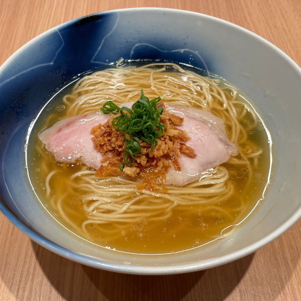 鶏とまぐろ節の白醤油ラーメン